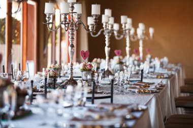 Mumluk düğün Resepsiyon, seçici tablolarla dekore edilmiş