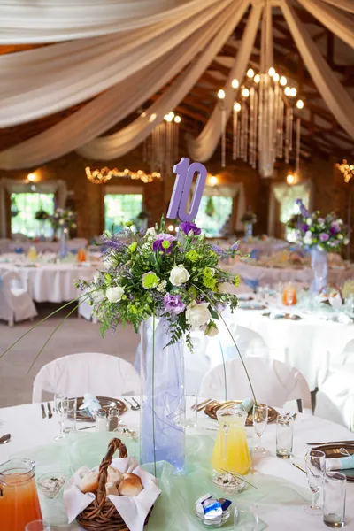 Table couchée avec des fleurs et des décorations à la réception de mariage — Photo