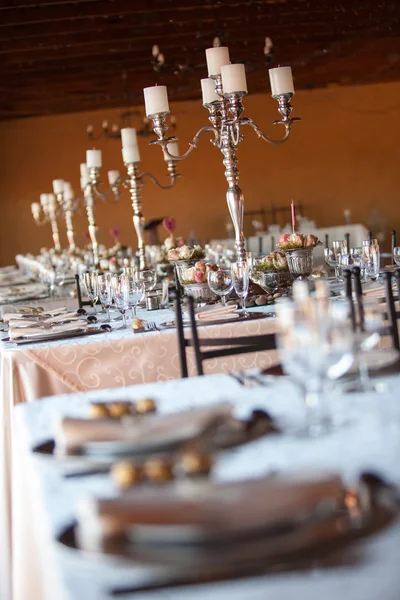 Dekorierte Tische beim Hochzeitsempfang im Haus. Selektiver Fokus — Stockfoto