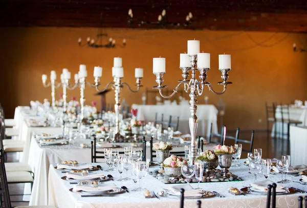 Salão de recepção de casamento com mesas decoradas — Fotografia de Stock