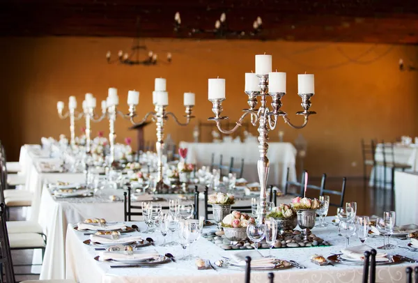 Salão de recepção de casamento com mesas decoradas Imagens Royalty-Free