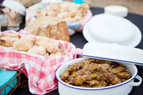 Pain frais rôti et brochettes de mouton dans les plats — Photo