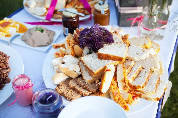 Assortiment de pain et condiments — Photo