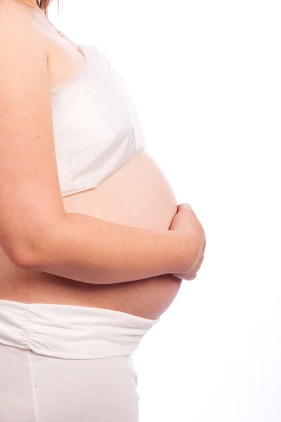 Jeune femme enceinte caucasienne en vêtements blancs — Photo