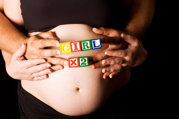 Pregnant couple holding wooden playing blocks — Stock Photo, Image