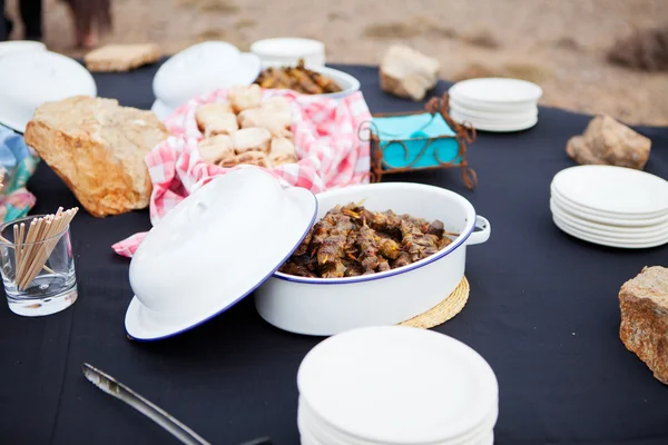 Embutidos de carne de cordero fresca y pan tostado servido en platos — Foto de Stock