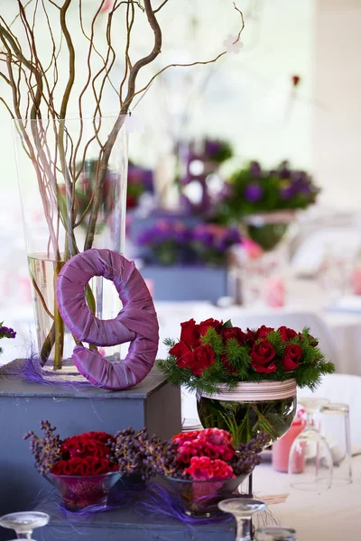 Mesa de banquete de boda con decoración y flores — Foto de Stock