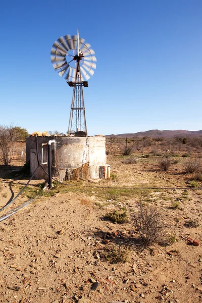 Bomba de viento en movimiento junto a presa en Karoo —  Fotos de Stock