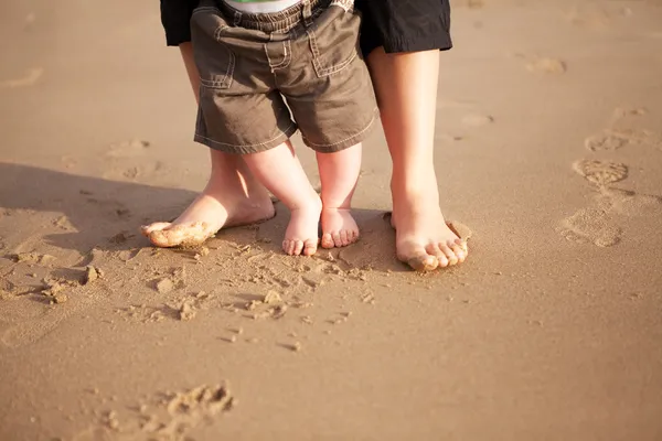 Mother and baby walking on beach — Stock Photo, Image