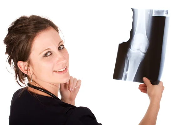 Jeune femme médecin tenant une radiographie — Photo