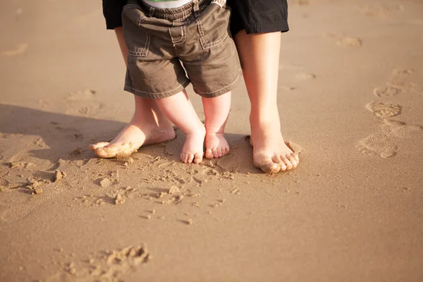 Mãe e bebê andando na praia Imagens Royalty-Free