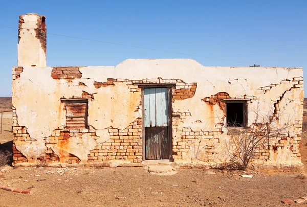 Ancienne maison abandonnée dans le désert — Photo