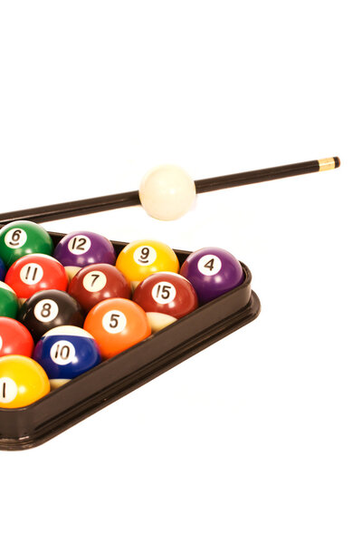 Бильярдные шары и кий

