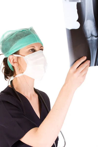 Jeune femme médecin adulte examinant une radiographie — Photo