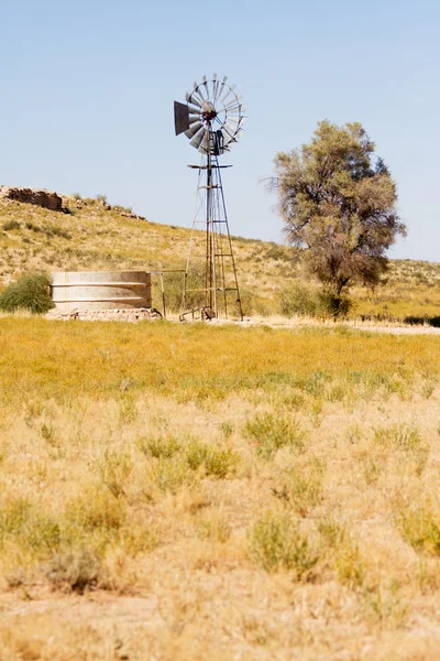 Pompe à vent et barrage dans le désert du Kalahari — Photo