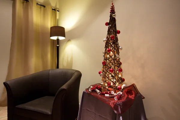 sandalye ve Noel ağacı ile ev iç