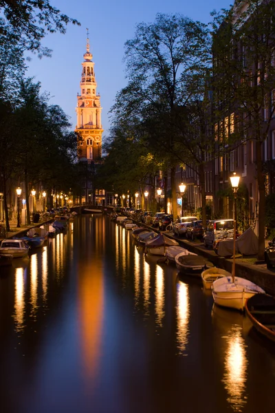 kilise kulesi ve Amsterdam kanal