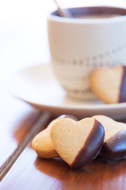 kalp şeklinde kurabiye ve taze bir cappucino