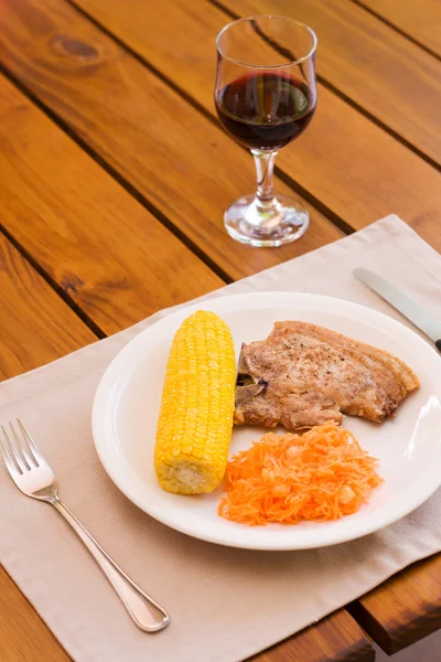 hafif öğle yemeği kırmızı şarap ile görev yaptı.