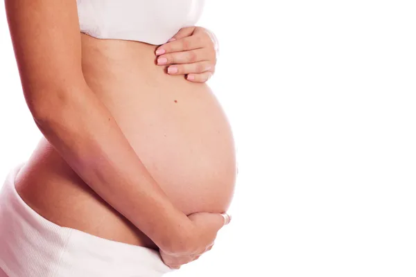 Mulher branca grávida segurando sua barriga — Fotografia de Stock