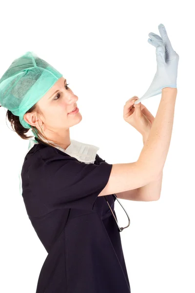 試験のラテックス手袋を置く若い女性外科医 ロイヤリティフリーのストック画像