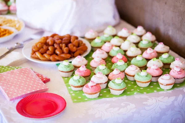 Party snacks och hembakade cupcakes — Stockfoto