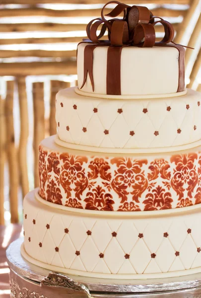 Gelaagde witte bruidstaart met chocolade detail — Stockfoto