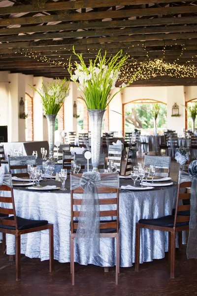 Salle de réception de mariage avec de magnifiques bouquets de fleurs — Photo