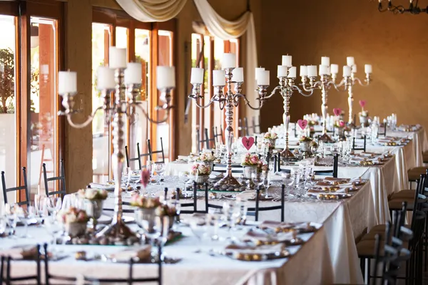 Sala a un matrimonio con tavoli decorati — Foto Stock