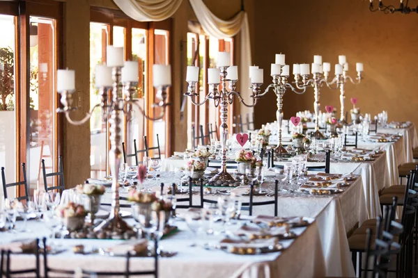 Hall à un mariage avec des tables décorées Images De Stock Libres De Droits