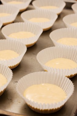 sıra dizilmiş çiğ fincan kek