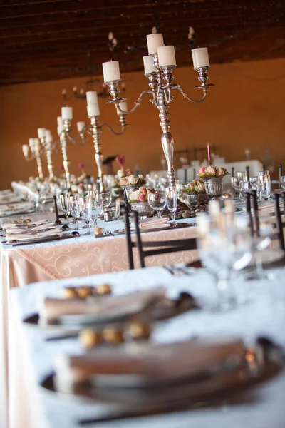 Decorated tables at indoors wedding reception. Selective focus — Stock Photo, Image