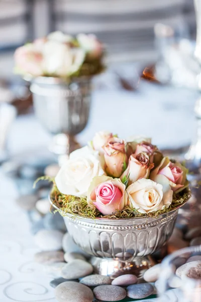 Kleine boeket rozen op tafel op bruiloft — Stockfoto
