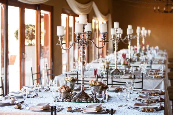 Salle de réception de mariage avec tables décorées — Photo