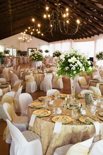 Salle de réception de mariage avec tables dressées Images De Stock Libres De Droits
