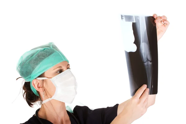 Молодая белая женщина-врач осматривает рентген — стоковое фото