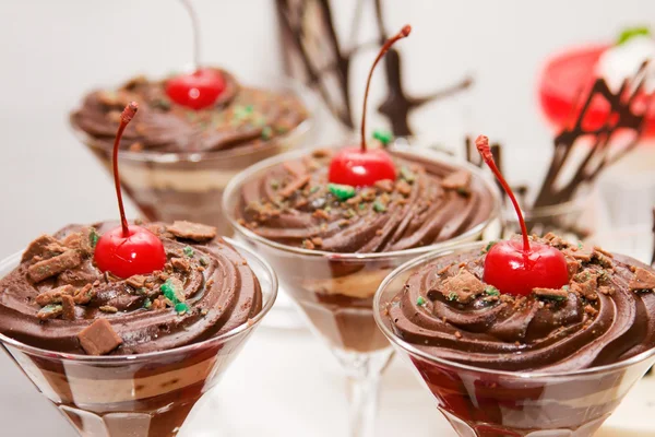 çikolata mousse ile dolu gözlük