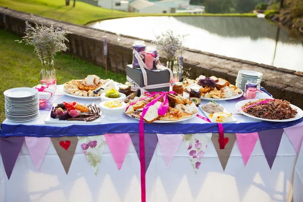 Mesa puesta con pan fresco y condimentos en la boda — Foto de Stock