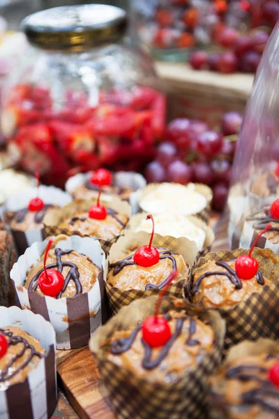 Delicioso caramelo e cereja cupcakes cobertos — Fotografia de Stock