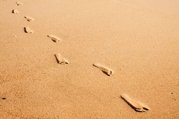 Huellas de pies en la playa — Foto de Stock