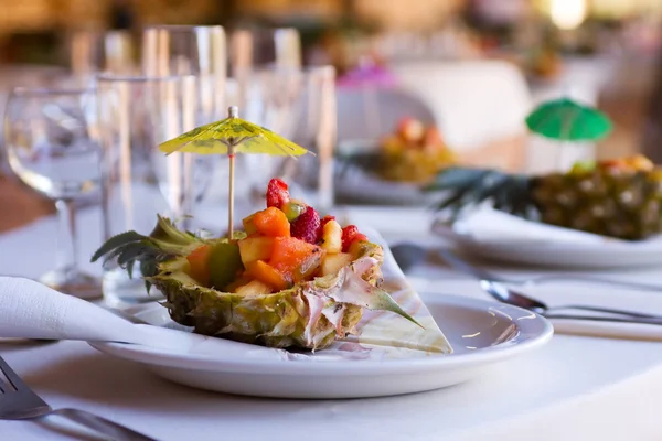 Gyümölcs saláta előétel szolgálnak esküvői fogadás — Stock Fotó