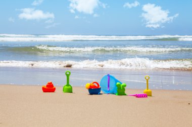 plastik plaj oyuncakları plajı ile deniz arka planda
