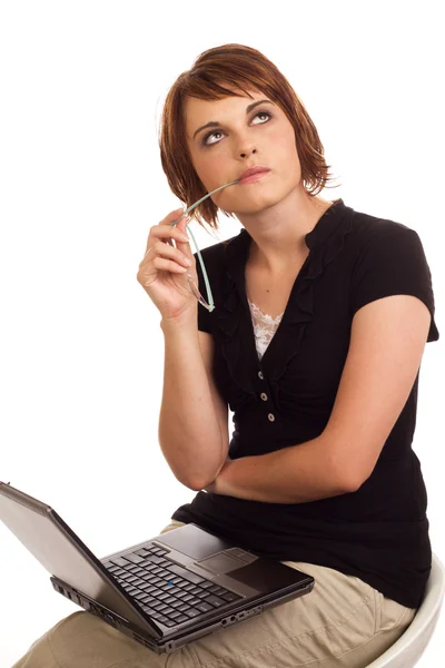 Geschäftsfrau denkt beim Arbeiten am Laptop — Stockfoto