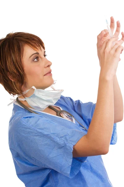 Genç beyaz kadın doktor dokunarak şırınga dolu — Stok fotoğraf