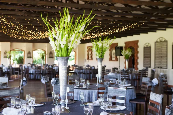 Lieu de réception de mariage avec tables décorées et lumières de fées — Photo