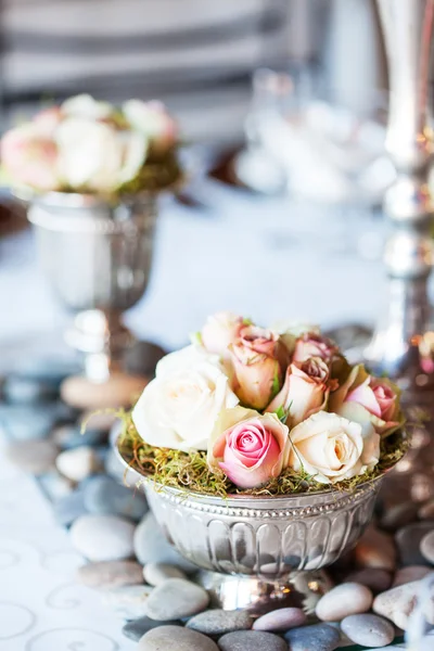 Bouquet of roses on table at wedding reception — Stock Photo, Image