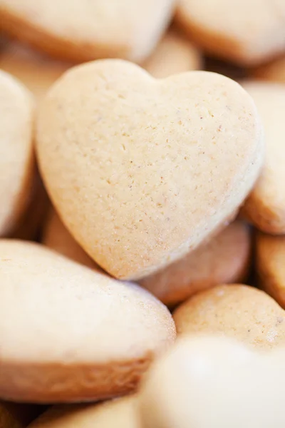 Galletas recién horneadas en forma de corazón de shortbread —  Fotos de Stock
