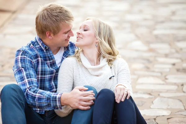 Jeune couple passe du temps ensemble — Photo