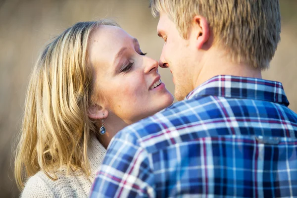Jovem casal apaixonado quase beijando — Fotografia de Stock