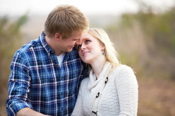 Jong koppel liefdevol kijken naar elkaar — Stockfoto